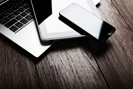Tastiera con telefono e tablet pc sulla scrivania in legno