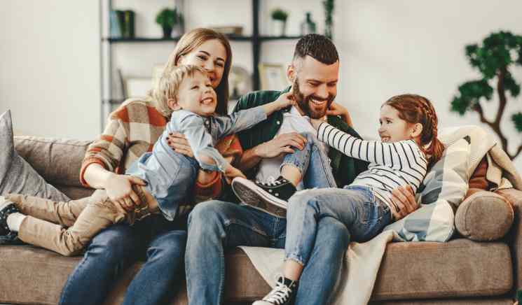 Famiglia felice sul divano