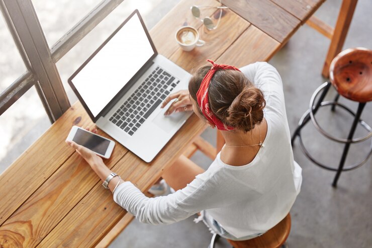 Ragazza che lavora con notebook e smartphone