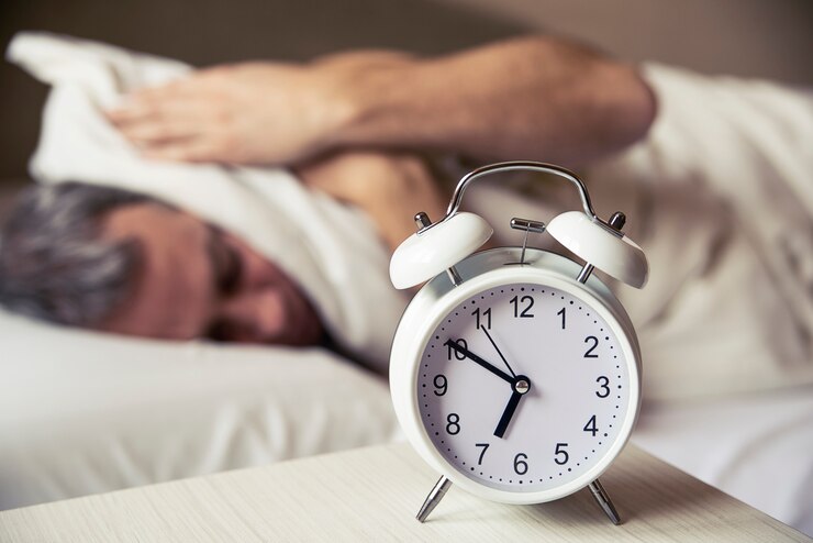 Uomo che non vuole alzarsi dal letto