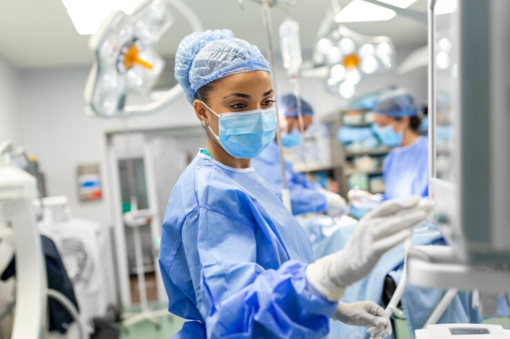 Dottoressa con maschera protettiva prepara anestesia